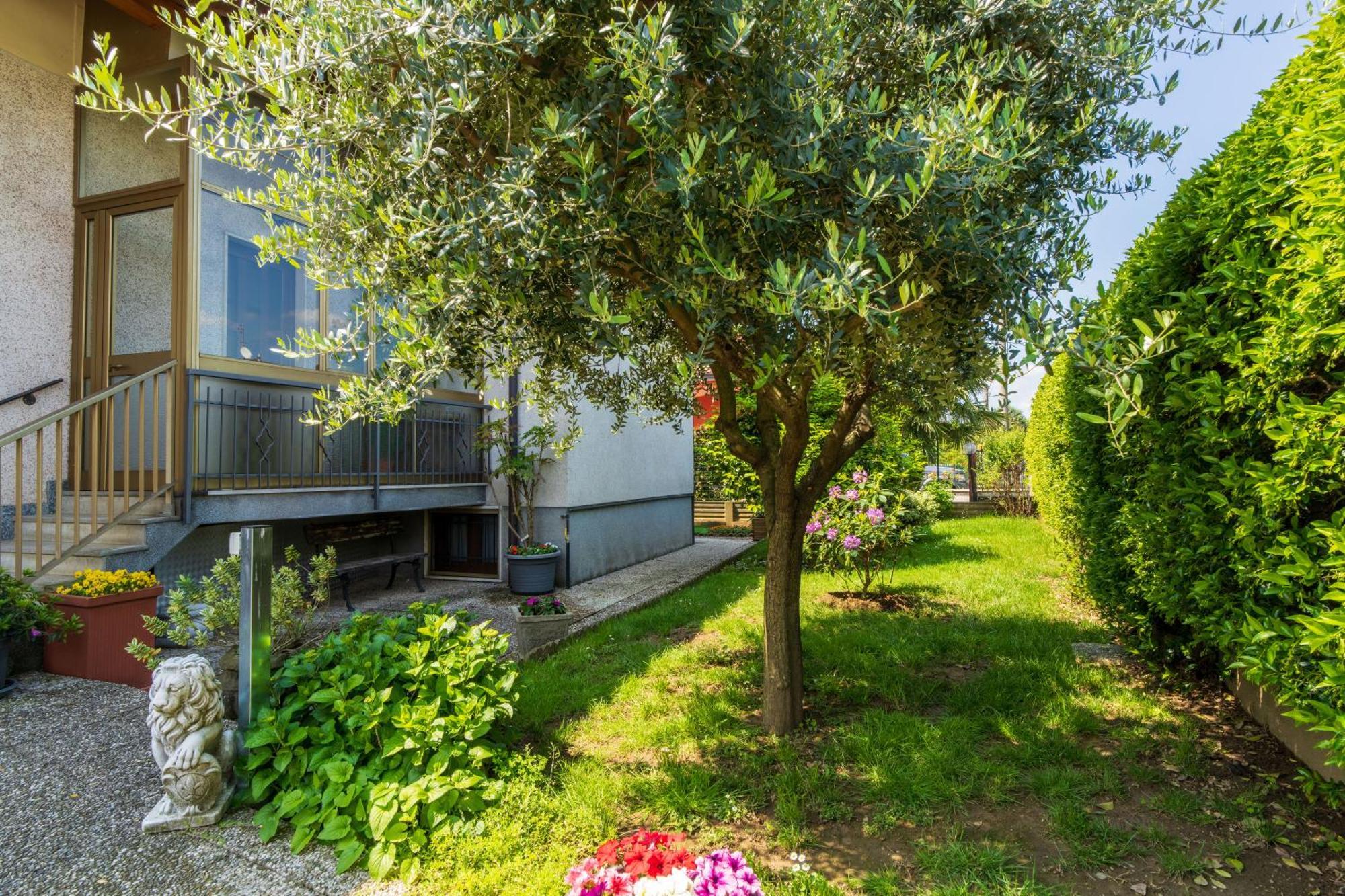 Le Rose Lägenhet Venegono Superiore Exteriör bild